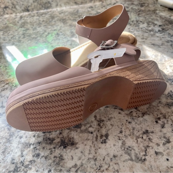 Cat & Jack Size 1 shoes - Picture 2 of 2